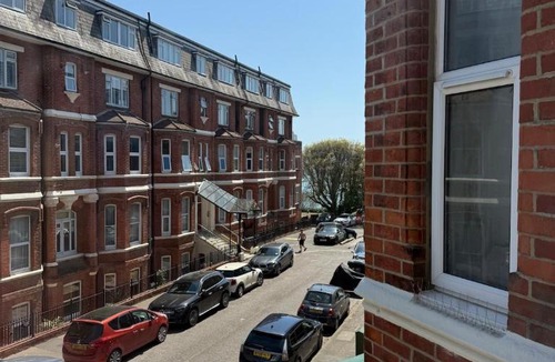 West Cliff Apartment | BeachFront Gem - 1BR - Sleeps 2-4 - 2 beds - Beach 2 min walk down cliff