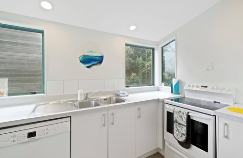 Waikanae Cottage | Beachfront Getaway - Waikanae Beach Holiday Home