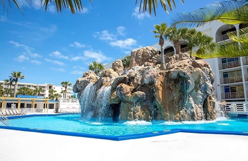 Fort Walton Beach Hotel | Beachfront Hideaway with Outdoor Pool | Steps from Wild Willy's Adventure Zone