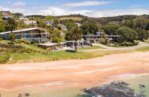 Cable Bay Apartment | Beachfront Holiday for you! 2 bedroom sleeps up to 5 Pet Friendly Nautilus House