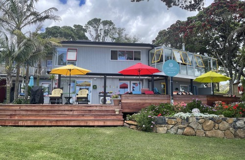 Cable Bay Apartment | Beachfront Holiday for you! 2 bedroom sleeps up to 5 Pet Friendly Nautilus House