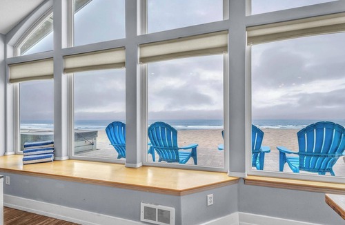 Kiwanda Shores House | Beachfront Home with a Deck on the Beach! Pet Friendly Home, Gated Community.