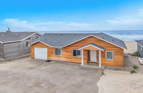 Kiwanda Shores House | Beachfront Home with a Deck on the Beach! Pet Friendly Home, Gated Community.