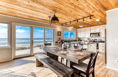 Neskowin House | Beachfront home with ocean view hot tub and wood burning fireplace dog friendly