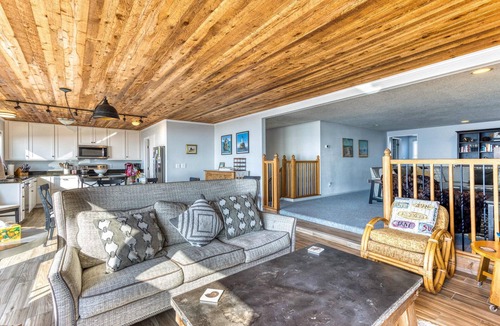 Neskowin House | Beachfront home with ocean view hot tub and wood burning fireplace dog friendly