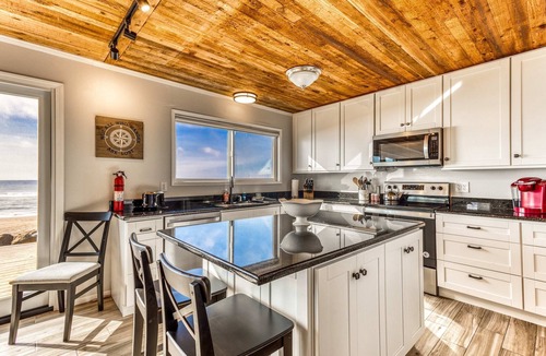Neskowin House | Beachfront home with ocean view hot tub and wood burning fireplace dog friendly