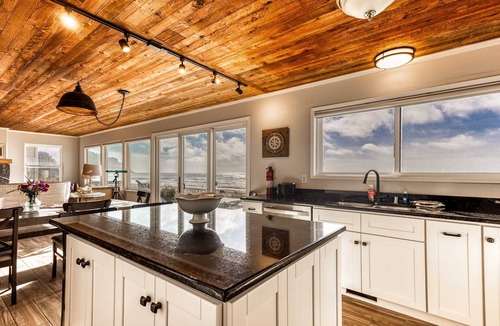 Neskowin House | Beachfront home with ocean view hot tub and wood burning fireplace dog friendly