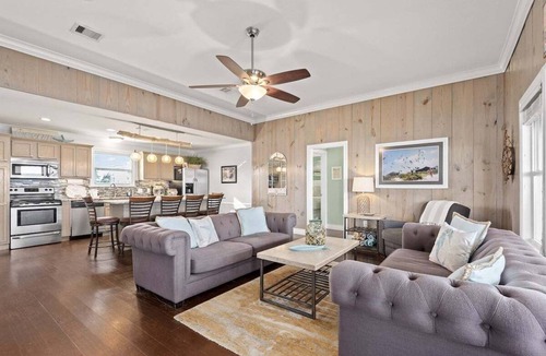 Crystal Beach House | Beachfront | Hot Tub | Pet Friendly | Sleeps 12