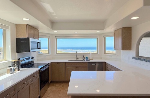 Bandon House | Beachfront, hot tub, sauna, dog-friendly, 2026 remodel