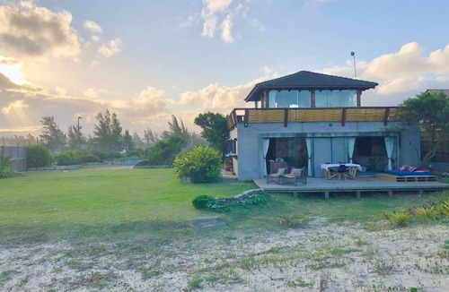 Barra de Ibiraquera House | Beachfront House with Jacuzzi and Large Patio