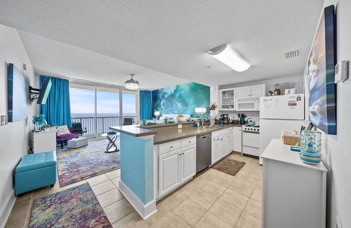Long Beach Condo | Beachfront King Suite/Big Balcony!