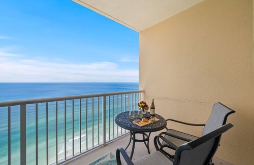 Long Beach Condo | Beachfront King Suite/Big Balcony!