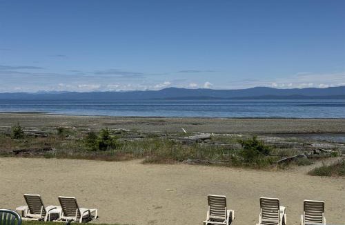 Regional District of Nanaimo Resort | Beachfront King Bed Studio Suite