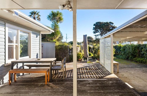 Wainui House | Beachfront Kiwi bach with direct beach access