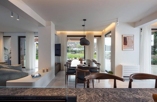 Agios Nikolaos Town Villa | Beachfront Linum Escape Retreat