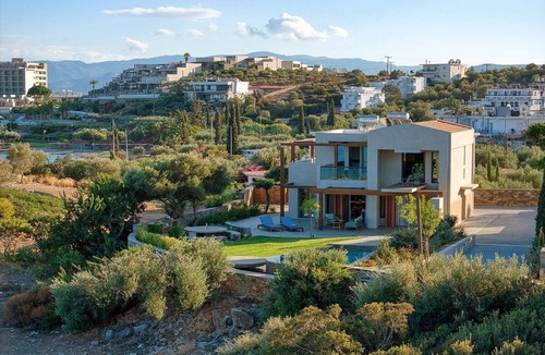 Agios Nikolaos Town Villa | Beachfront Linum Escape Retreat