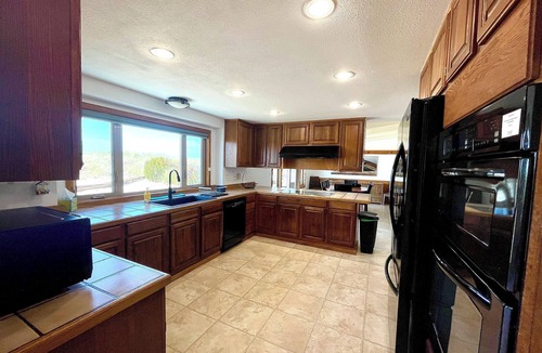 Bayshore House | BEACHFRONT LIVING! Spacious Single-level, w/3BD, 3BA, Fenced Courtyard. Dogs OK