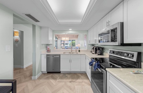 Sanibel Condo | Beachfront Loggerhead Cay 443—Sunset Views, Heated Pool, Pickleball & Tennis, 2 Bikes + Beach Gear. Weekly Stays