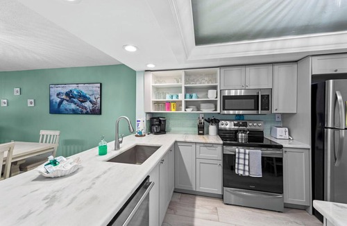Sanibel Condo | Beachfront Loggerhead Cay 472—Sunset Views, heated Pool, Pickleball & Tennis Courts, 2 Bikes + Beach Gear. Weekly Stays