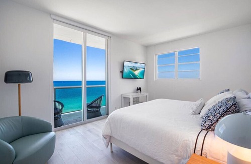 Hollywood South Central Beach Apartment | Beachfront Luxe Corner Penthouse|Gym|Heated Pool