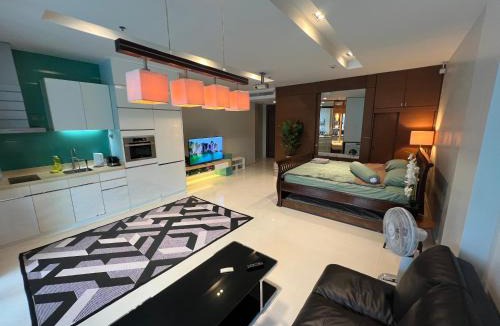 North Pattaya Apartment | Beachfront Luxe with Pool Access and Terrace
