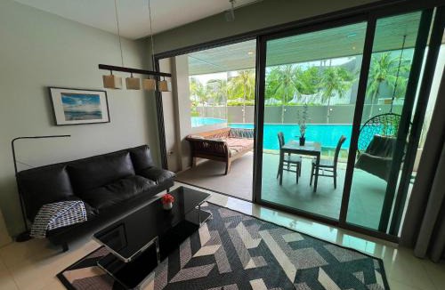 North Pattaya Apartment | Beachfront Luxe with Pool Access and Terrace