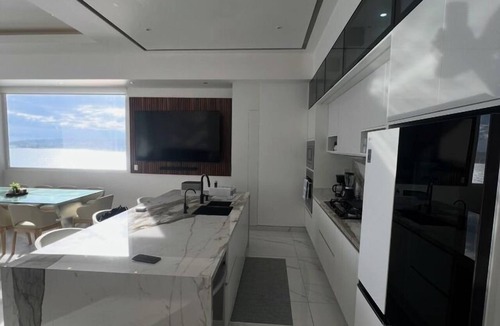 Bucerias Apartment | Beachfront Luxury Penthouse in Mar Azul in Bucerias | Sleeps 8 | 4BR/3BA 🌊 Stay in style at this brand-new beachfront penthouse in Bucerías! Featuring 4 bedrooms, 3 full baths, and 9 beds, it comfortably sleeps up to 8 guests. Enjoy high ceil