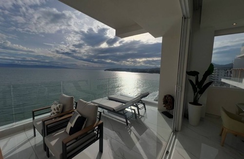 Bucerias Apartment | Beachfront Luxury Penthouse in Mar Azul in Bucerias | Sleeps 8 | 4BR/3BA 🌊 Stay in style at this brand-new beachfront penthouse in Bucerías! Featuring 4 bedrooms, 3 full baths, and 9 beds, it comfortably sleeps up to 8 guests. Enjoy high ceil