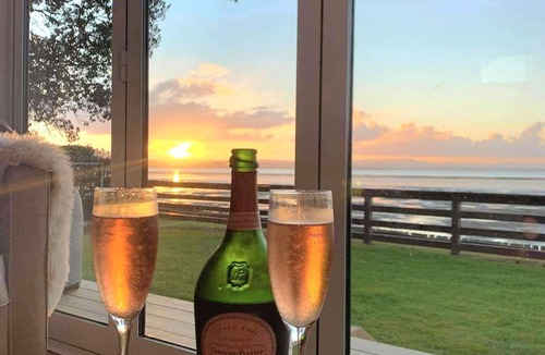 Clarks Beach Cottage | Beachfront luxury, re-charge your soul. ♥ Pet friendly! Just ask 🥰