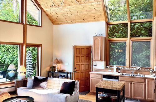 Eglon House | Beachfront Luxury Retreat: Hot Tub, 3 King Beds + Ensuites, Stunning Sea Views