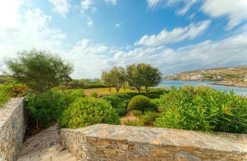 Megas Gialos Apartment | Beachfront Majestic Villa