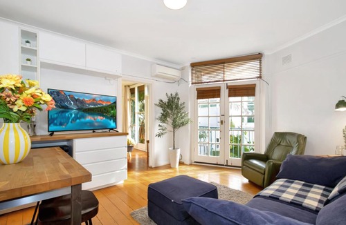St Kilda Apartment | Beachfront Marine Parade - Rooftop BBQ - Luna Park