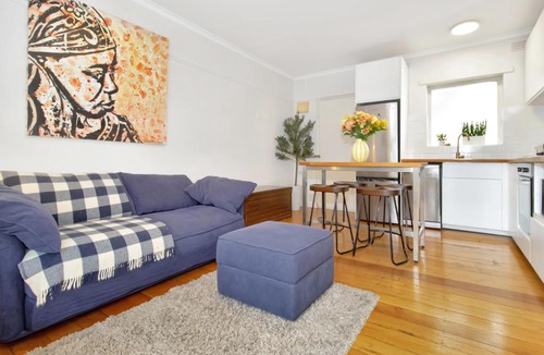 St Kilda Apartment | Beachfront Marine Parade - Rooftop BBQ - Luna Park