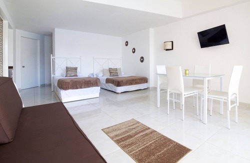 Club Deportivo Hotel | Beachfront Suite at Hotel Torres Gemelas