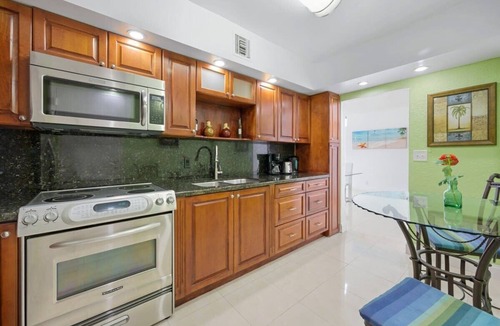 Hollywood South Central Beach Condo | Beachfront Oasis: Ocean Views & Luxe Amenities