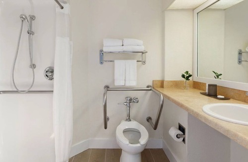 Pinellas Point Hotel | Beachfront Oasis in St. Pete | Near Fort De Soto & Marina Fun | Pet Friendly