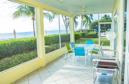 Seven Mile Beach Condo | Beachfront Ocean Level Condo on 7 Mile Beach - 3 Rm - Pool/Jac