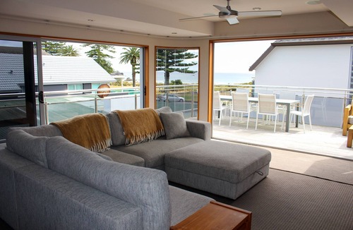 Mount Maunganui House | Beachfront on Marine Parade with room for the family