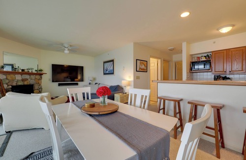 Onekama Condo | Beachfront Onekama Vacation Rental w/Balcony!
