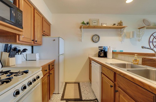 Onekama Condo | Beachfront Onekama Vacation Rental w/Balcony!