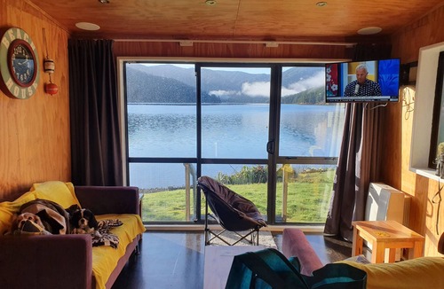 Shakespeare Bay House | Beachfront Paradise Retreat in your own Private Bay and Floating Jetty