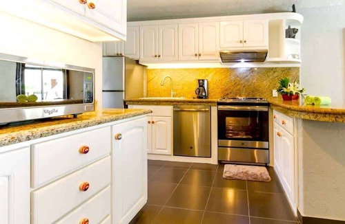 Centro Condo | Beachfront Patio on Sand, Pool & Ocean Views