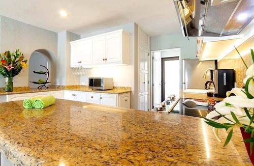 Centro Condo | Beachfront Patio on Sand, Pool & Ocean Views