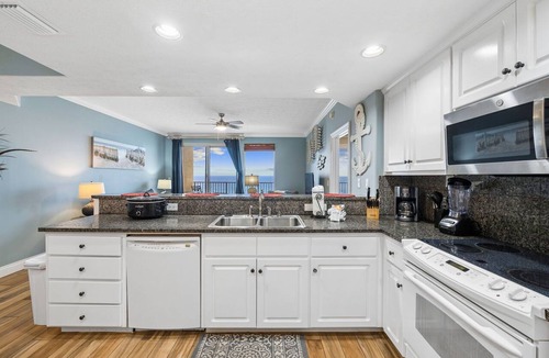 Lower Grand Lagoon Condo | Beachfront PCB Condo -Pet-Friendly -Free Beach Chairs -Treasure Island