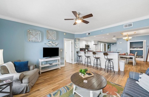 Lower Grand Lagoon Condo | Beachfront PCB Condo -Pet-Friendly -Free Beach Chairs -Treasure Island