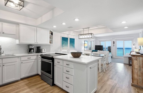 Sunnyside Condo | Beachfront Penthouse! Pool, Tennis & Beach Access