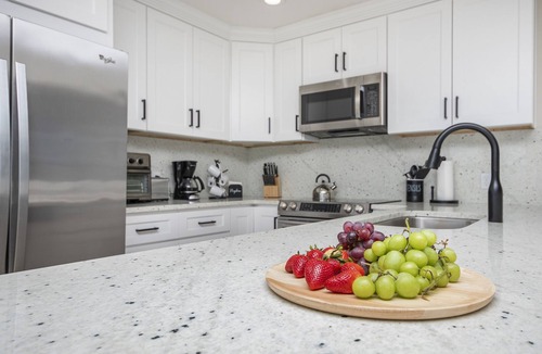 Garden City House | Beachfront-Pet Friendly-Heated Pool Apr to Oct
