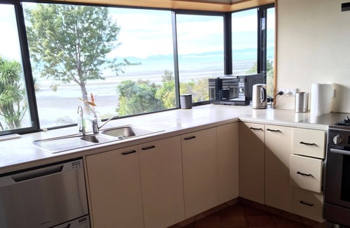 Kaiteriteri House | Beachfront Playground is a large family home with direct beach access