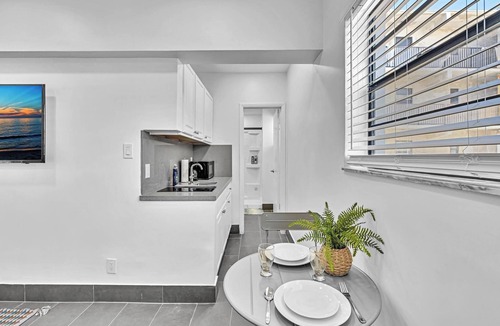 Hollywood Apartment | Beachfront & Pool ~ Near Marriott Hollywood Beach