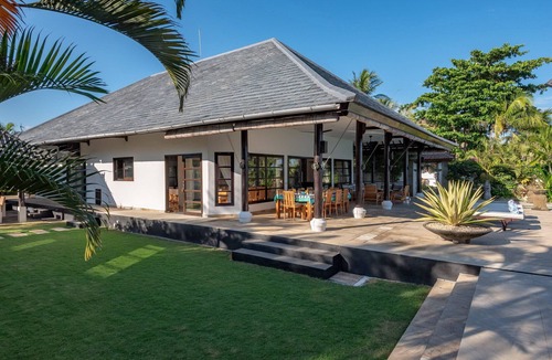 Dencarik Villa | Beachfront pool villa: Free welcome dinner!